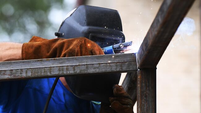 Рабочий во время проведения работ по капитальному ремонту 