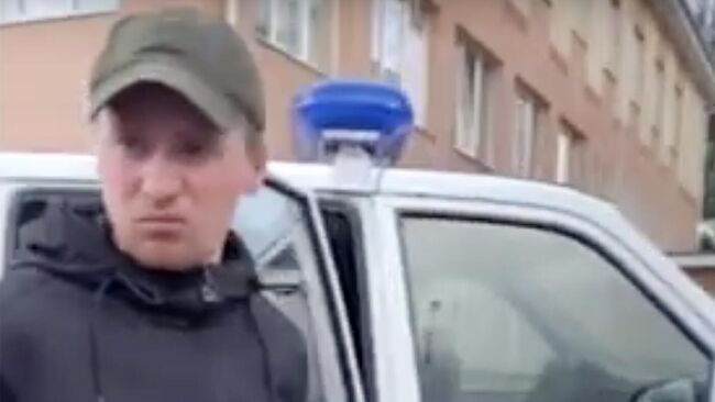 Человек, возможно, причастный к подрыву автомобиля Захара Прилепина. Кадр видео