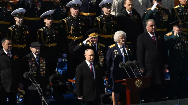 Президент РФ Владимир Путин на трибуне на Красной площади во время парада в Москве, посвященного 78-й годовщине Победы в Великой Отечественной войне