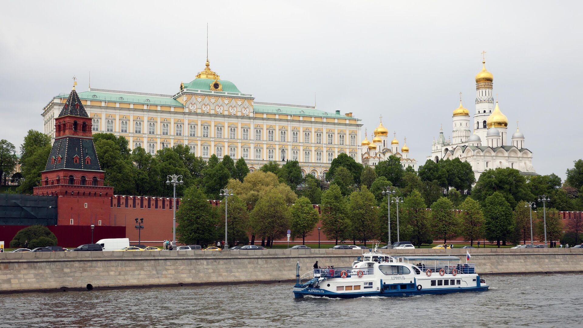 Водовзводная башня Московского Кремля и Большой Кремлевский дворец. Архивное фото - РИА Новости, 1920, 26.05.2023