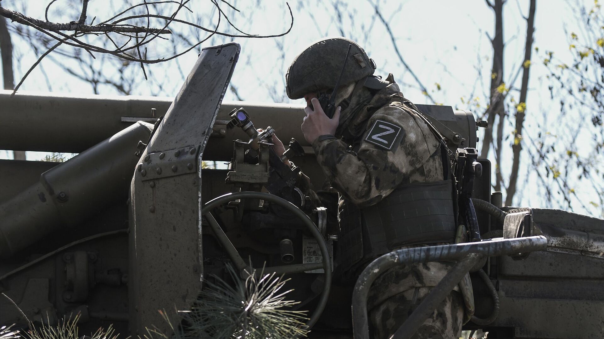 Военнослужащий ВС РФ у самоходной артиллерийской установки (САУ) Гиацинт-С  - РИА Новости, 1920, 17.05.2023