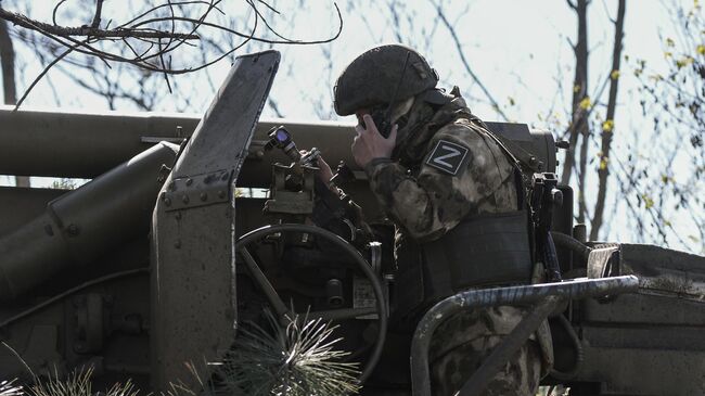 Военнослужащий ВС РФ у самоходной артиллерийской установки Гиацинт-С. Архивное фото