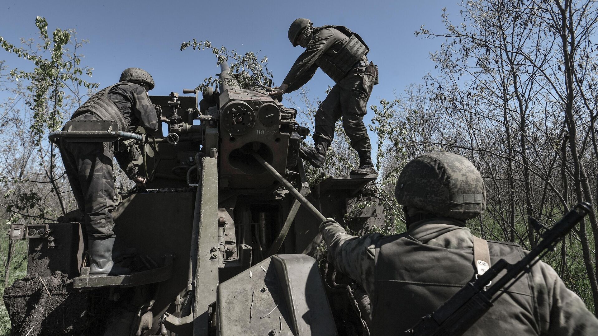 Военнослужащие ВС РФ во время подготовки САУ Гиацинт-С к боевой стрельбе. Архивное фото - РИА Новости, 1920, 13.05.2023