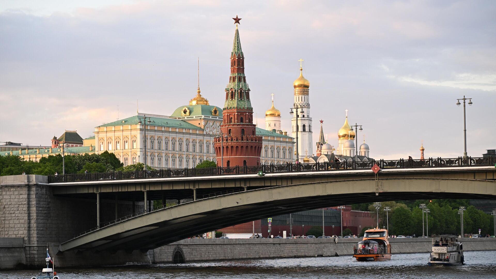 Водовзводная башня Московского Кремля и Большой Кремлевский дворец - РИА Новости, 1920, 19.09.2023