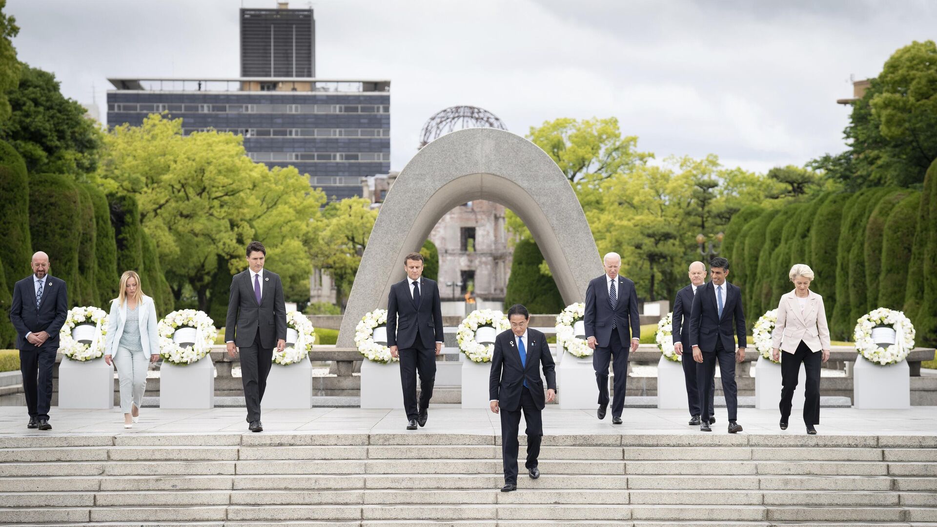 Лидеры G7 после возложения цветов к мемориалу жертвам бомбардировки в Хиросиме - РИА Новости, 1920, 19.05.2023