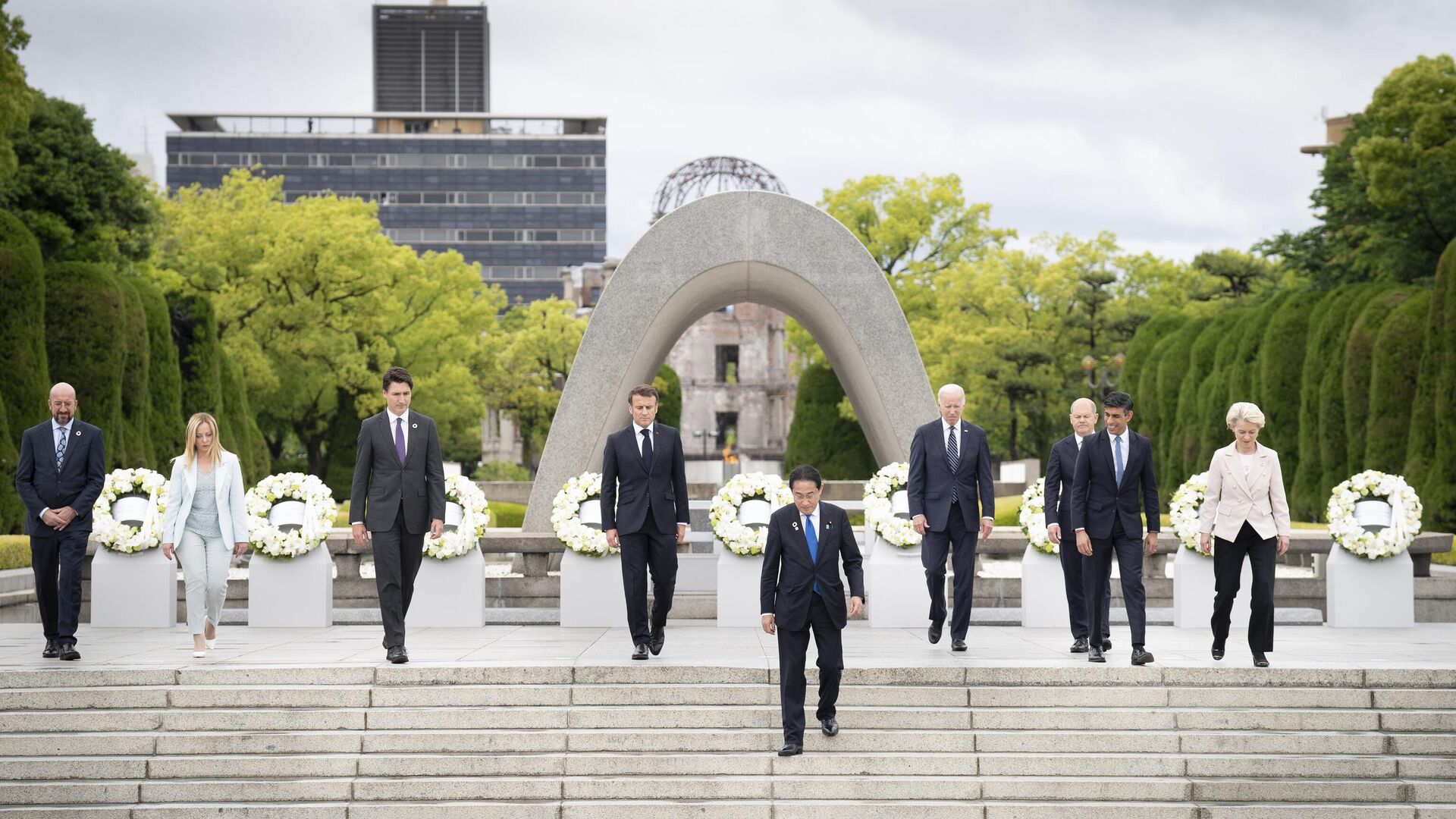 Лидеры G7 после возложения цветов к мемориалу жертвам бомбардировки в Хиросиме - РИА Новости, 1920, 21.05.2023