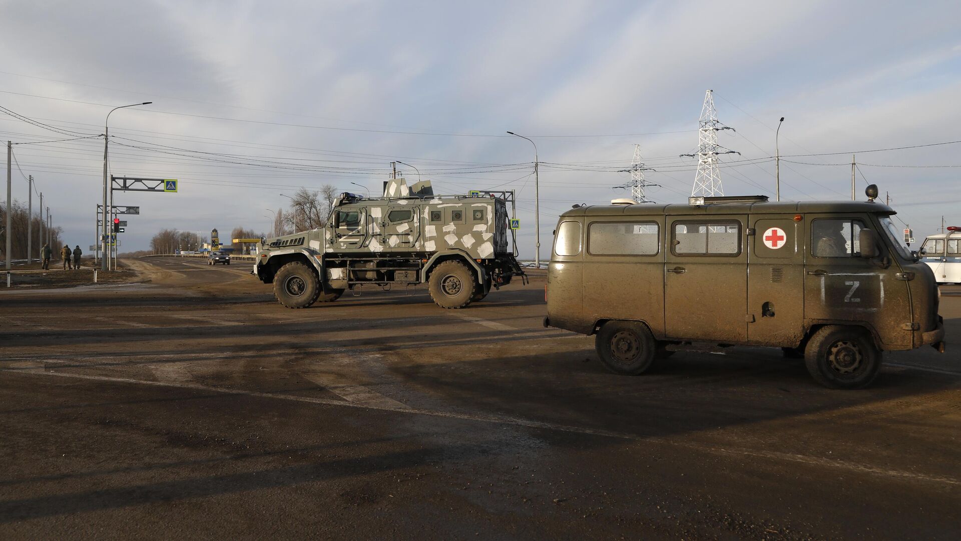 Бронеавтомобиль Тигр-М и автомобиль медицинской службы ВС РФ на шоссе возле границы с Украиной в Белгородской области. Архивное фото - РИА Новости, 1920, 26.05.2023