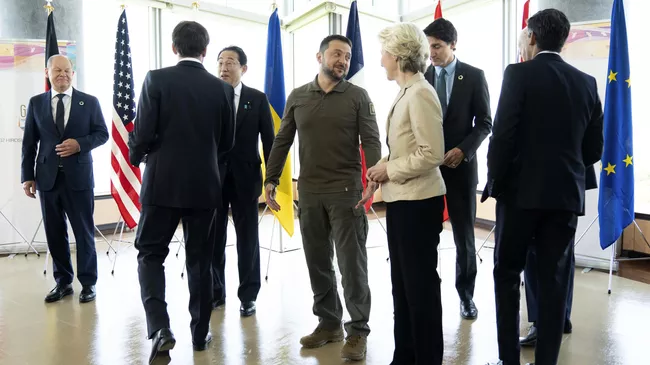 Владимир Зеленский с лидерами стран G7 на саммите в Хиросиме