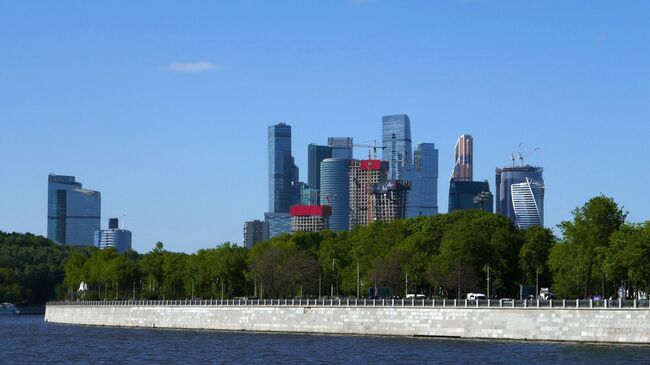 Вид на Москва-Сити с Воробьевской набережной в Москве