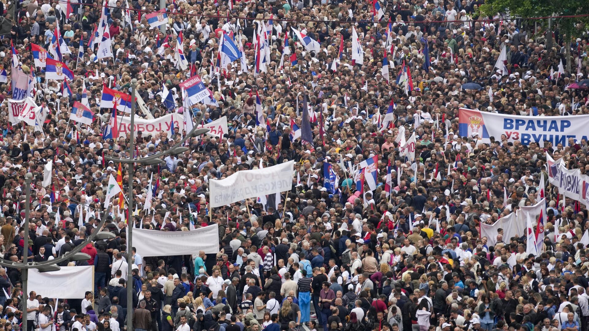 Митинг в поддержку Александра Вучича перед зданием парламента Сербии в Белграде - РИА Новости, 1920, 26.05.2023