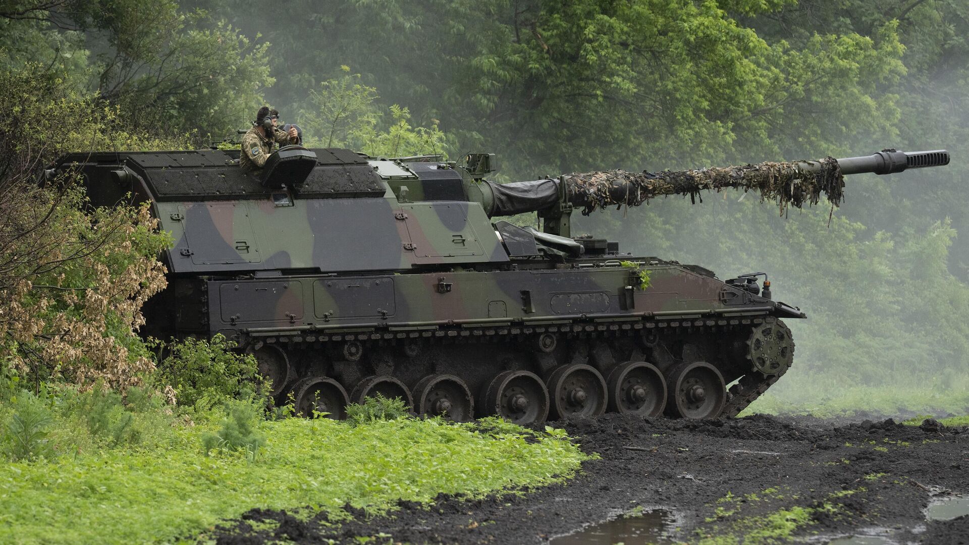 Немецкая самоходная артиллерийская установка Panzerhaubitze 2000 в Донецкой области - РИА Новости, 1920, 05.06.2023