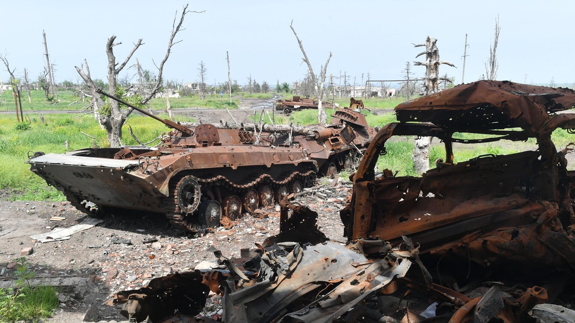 Уничтоженная военная техника ВСУ в селе у линии соприкосновения на Артемовском направлении. Архивное фото - РИА Новости, 1920, 21.08.2023