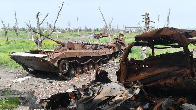 Уничтоженная военная техника ВСУ в селе у линии соприкосновения на Артемовском направлении. Архивное фото