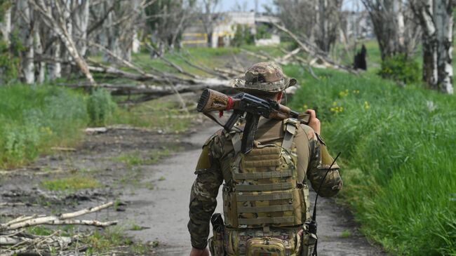 Российский военнослужащий в селе у линии соприкосновения на Артемовском направлении. Архивное фото