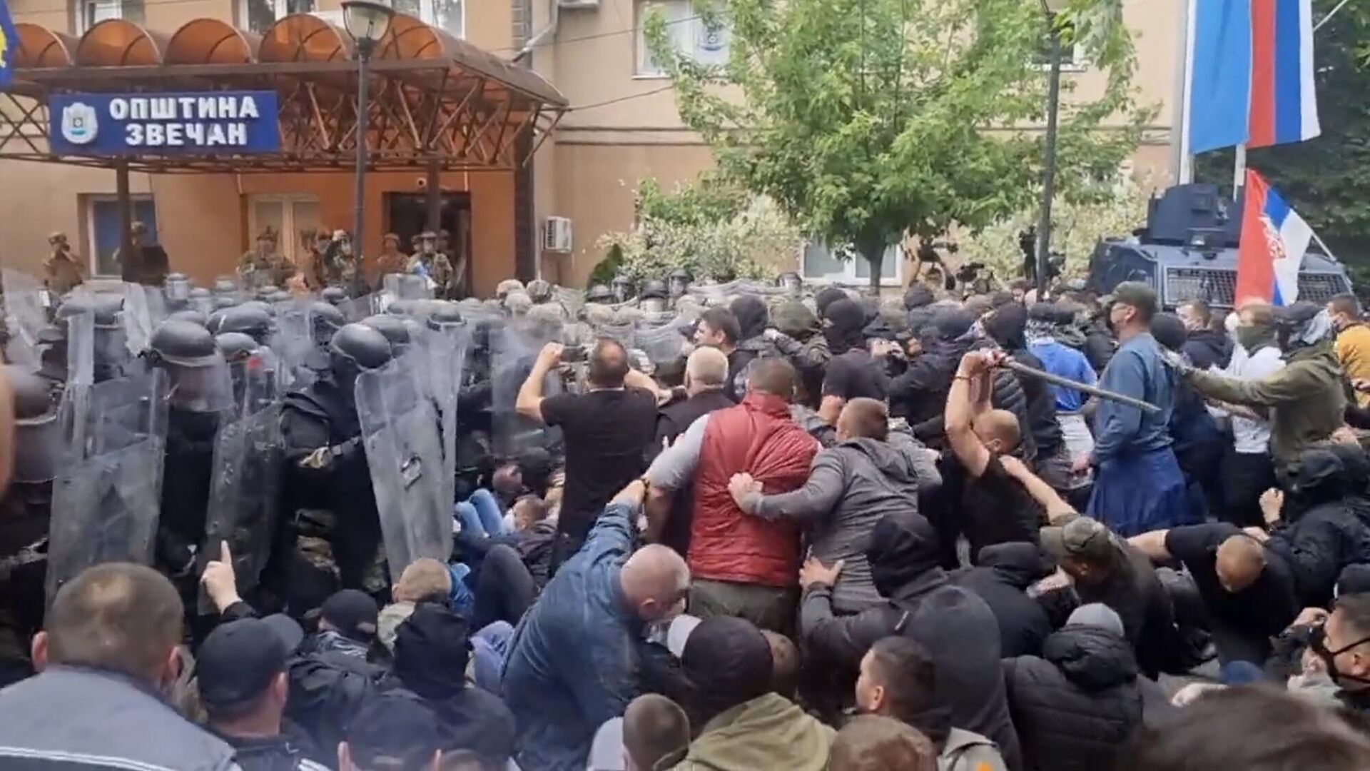 Столкновения между протестующими и силовиками в Звечане - РИА Новости, 1920, 29.05.2023