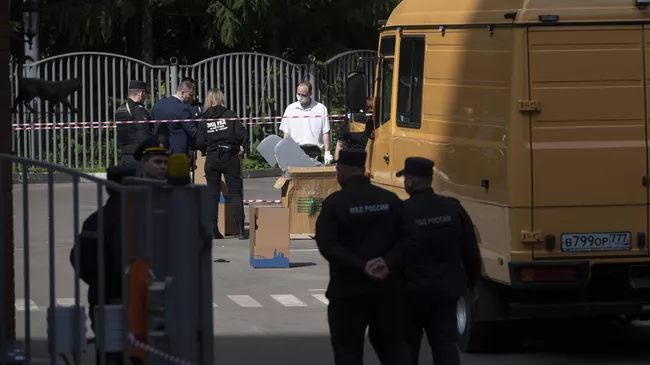 Полицейские и следователи собирают части украинского беспилотника, который повредил жилой дом в Москве