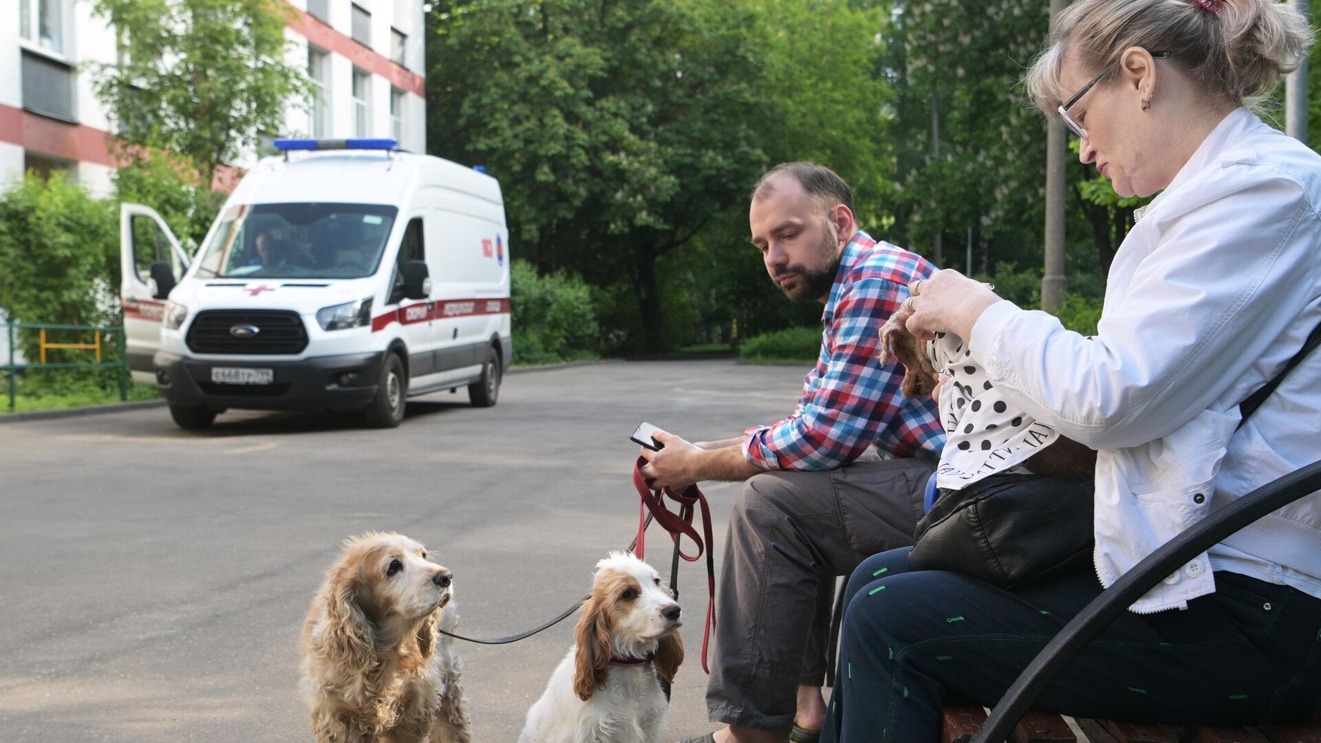 Люди у пункта временного размещения для жителей жилого дома, пострадавшего в результате атаки беспилотника, на улице Профсоюзная в Москве - РИА Новости, 1920, 30.05.2023