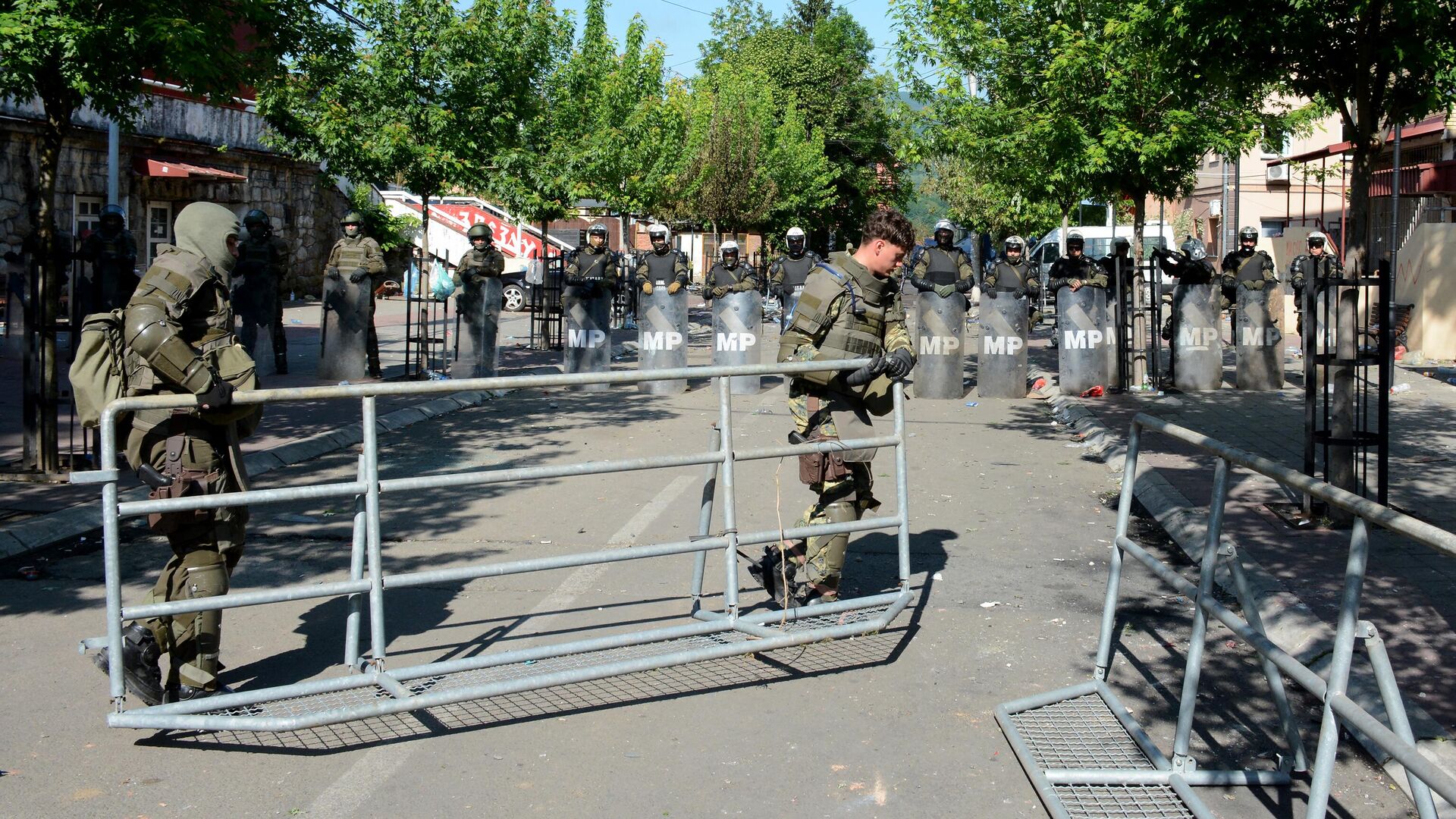 Военные НАТО и Косово устанавливают металлические заборы вокруг муниципального здания в Звечане на севере Косово - РИА Новости, 1920, 30.05.2023