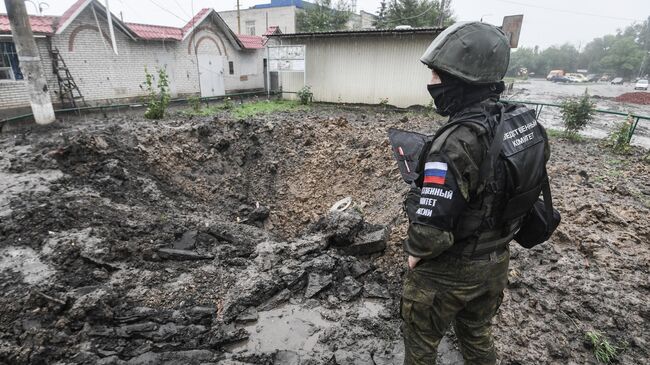 Сотрудник Следственного комитета РФ проводит следственные действия после обстрела ВСУ населенного пункта Михайловка. Архивное фото