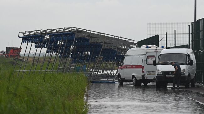 Автомобили скорой помощи на месте обрушения трибуны Гребного канала в Ростове-на-Дону