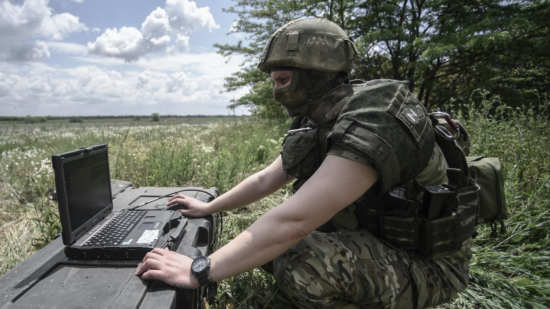 Военнослужащий ВС РФ управляет беспилотным летательным аппаратом в зоне проведения специальной военной операции - РИА Новости, 1920, 07.09.2023