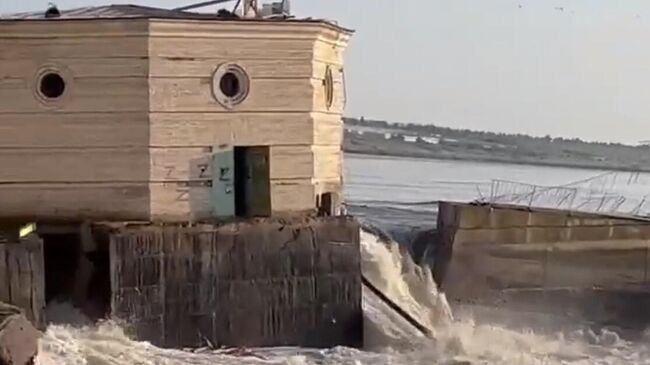 Последствия обстрелов ВСУ Каховской ГЭС. Стоп-кадр видео