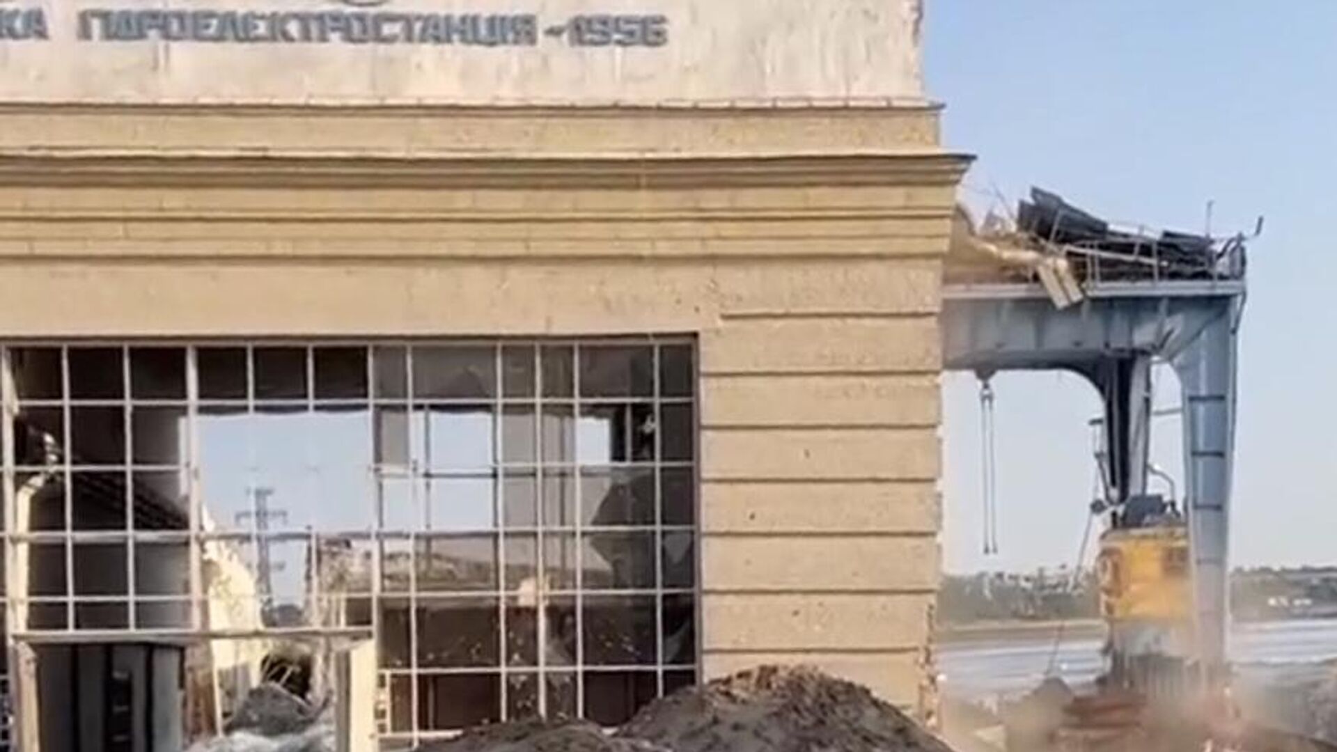 Последствия обстрелов ВСУ Каховской ГЭС. Стоп-кадр видео Последствия обстрелов ВСУ Каховской ГЭС. Стоп-кадр видео - РИА Новости, 1920, 06.06.2023