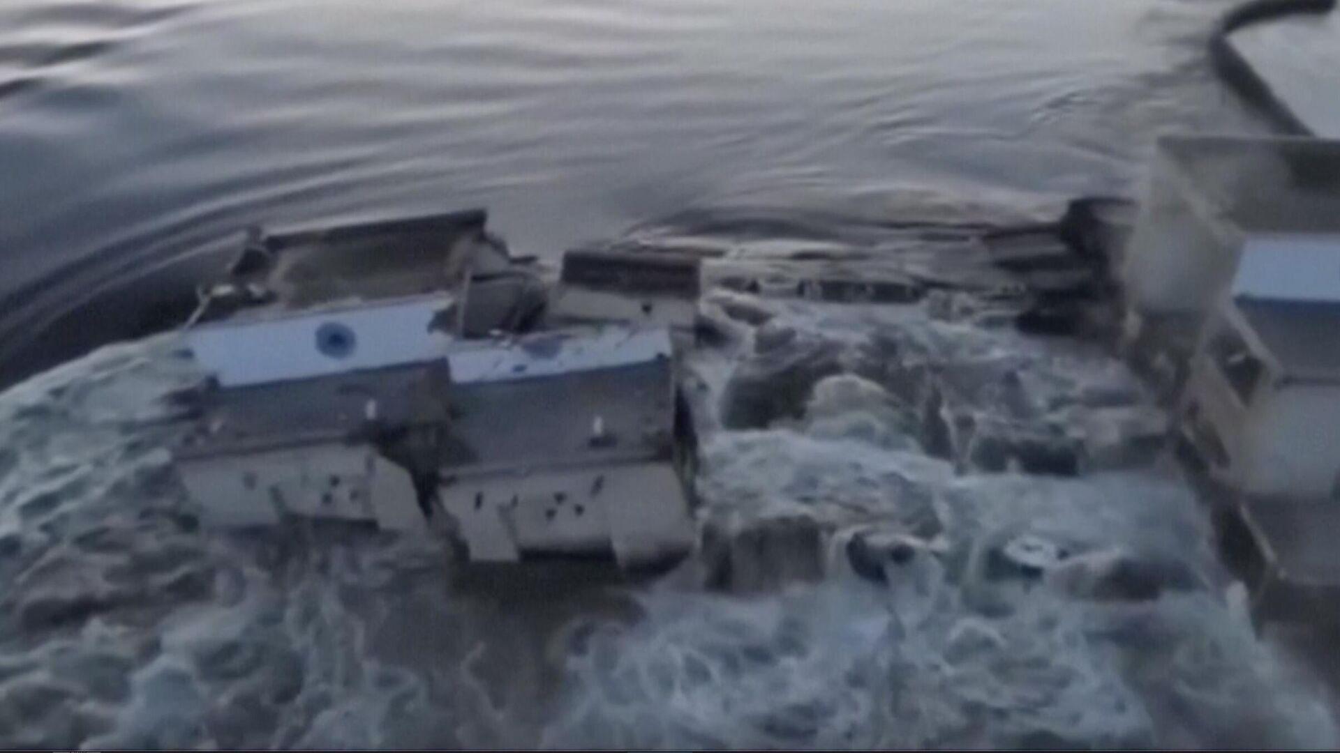 Последствия обстрела Каховской ГЭС со стороны ВСУ. Стоп-кадр видео - РИА Новости, 1920, 06.06.2023