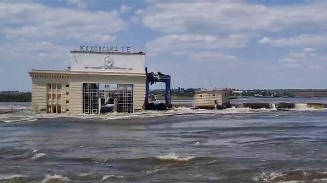 Место разрушения Каховской ГЭС. Кадр видео