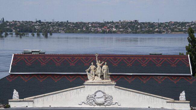 Скульптуры на Новокаховском Дворце культуры. Архивное фото