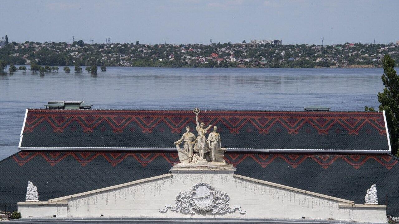 Скульптуры на Новокаховском Дворце культуры. Архивное фото - РИА Новости, 1920, 10.06.2023