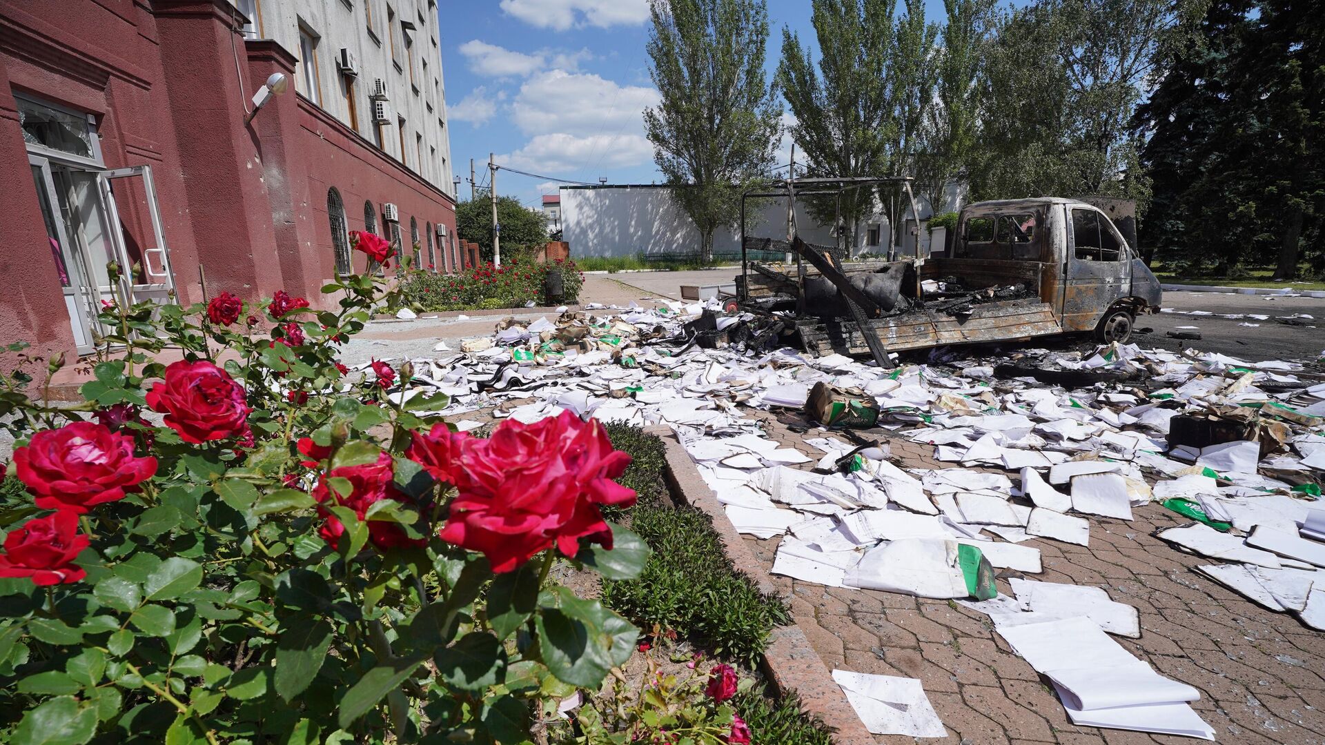 Сгоревший автомобиль, поврежденный в результате обстрела со стороны ВСУ. Архивное фото - РИА Новости, 1920, 15.06.2023