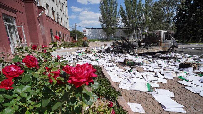 Сгоревший автомобиль, поврежденный в результате обстрела со стороны ВСУ. Архивное фото