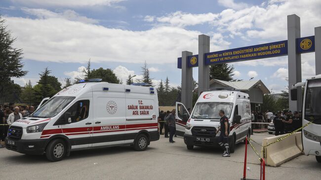 Машины скорой помощи на территории завода по производству ракет в Анкаре, где произошел взрыв