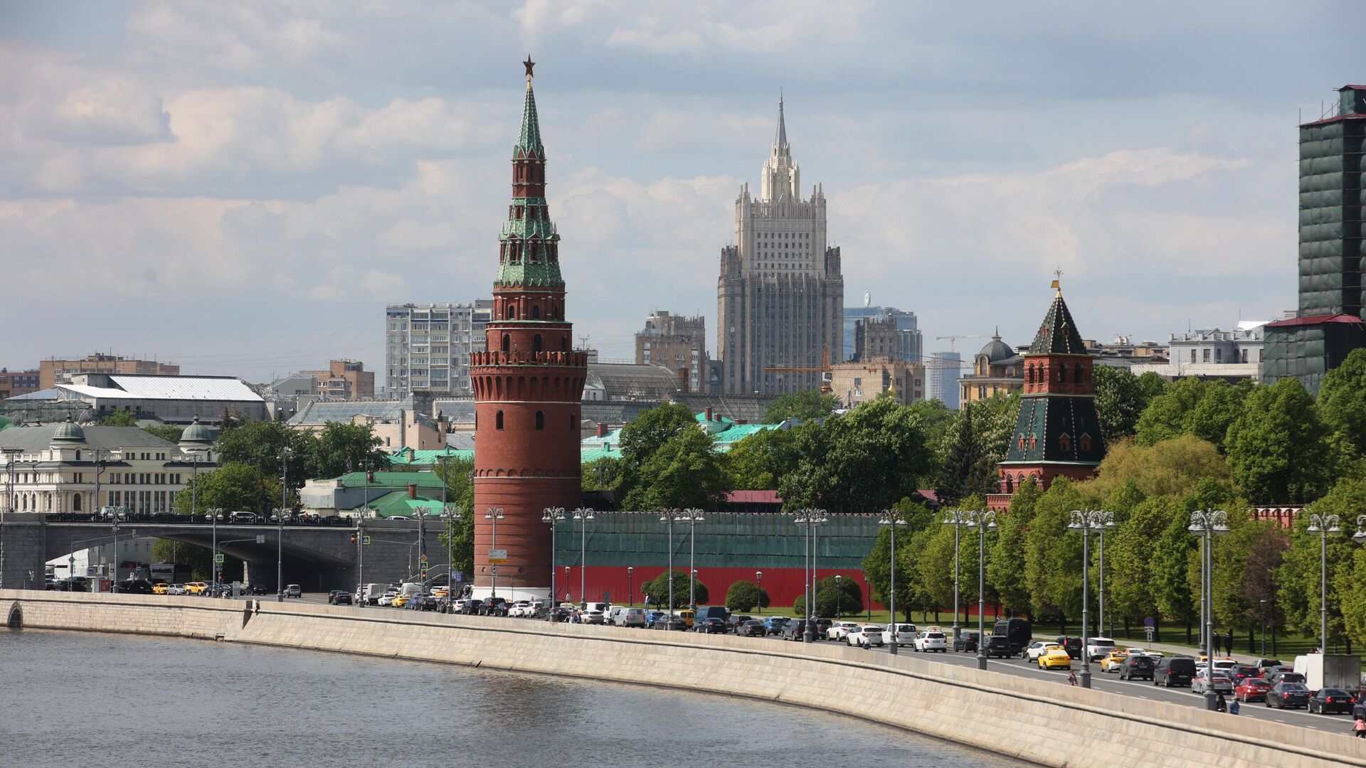 Водовзводная башня Московского Кремля. На втором плане в центре – здание Министерства иностранных дел РФ - РИА Новости, 1920, 04.07.2024