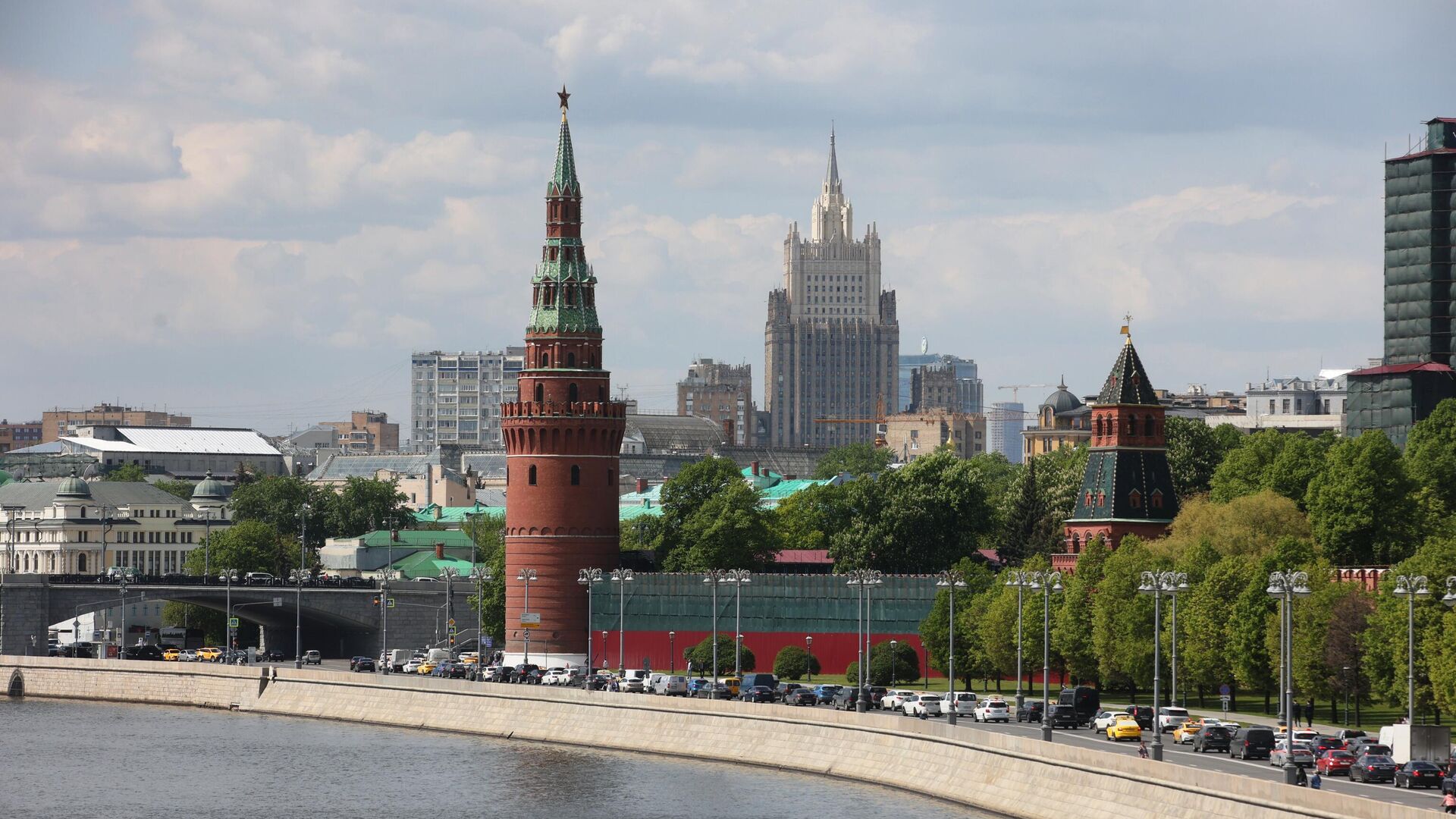 Водовзводная башня Московского Кремля. На втором плане в центре – здание Министерства иностранных дел РФ - РИА Новости, 1920, 24.06.2023