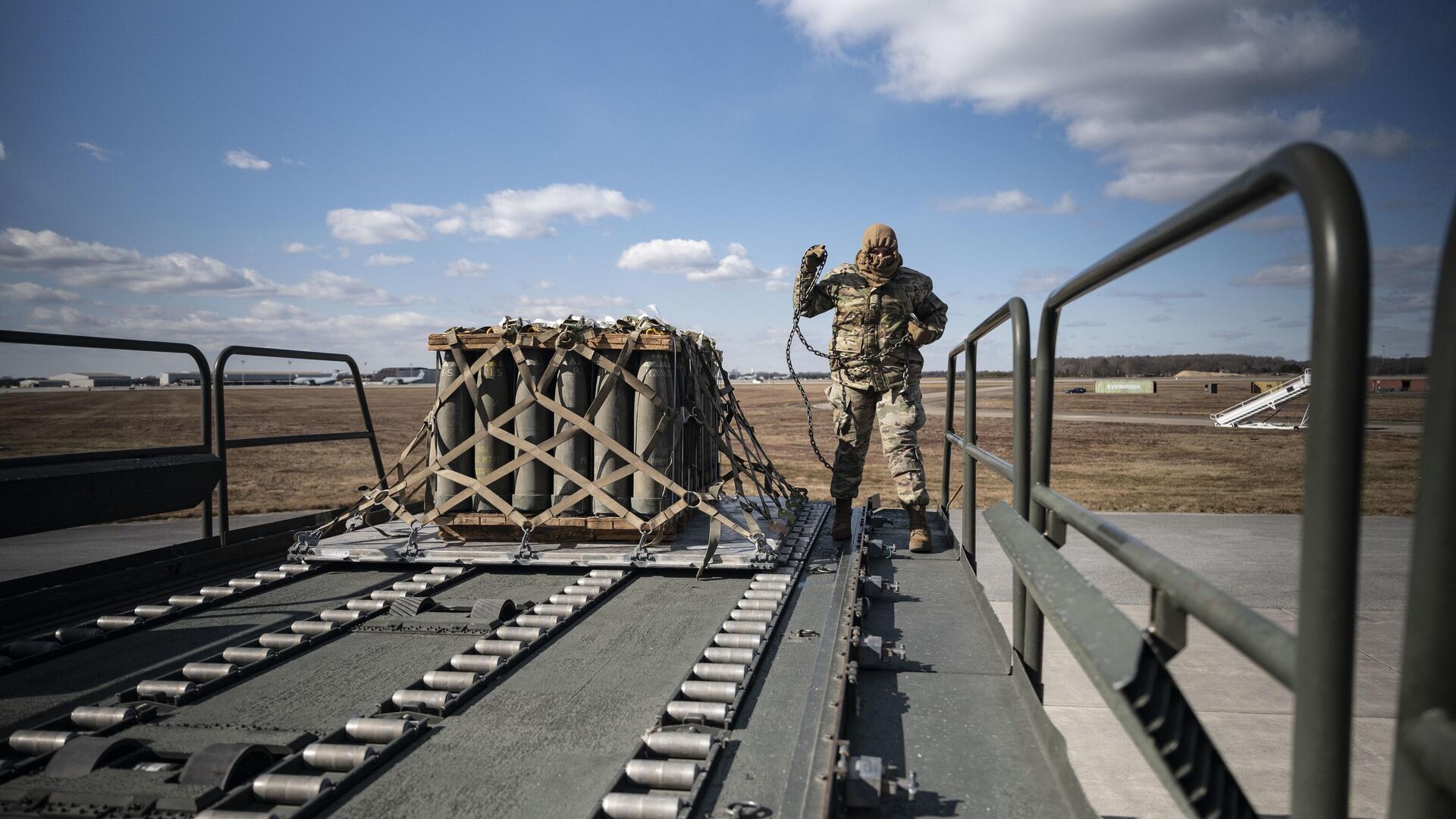 Погрузка военной помощи для Украины на авиабазе Довер, США - РИА Новости, 1920, 14.07.2023