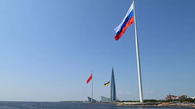 Церемония подъема государственных флагов Российской Федерации, СССР и Российской империи на береговой линии у парка 300-летия Санкт-Петербурга