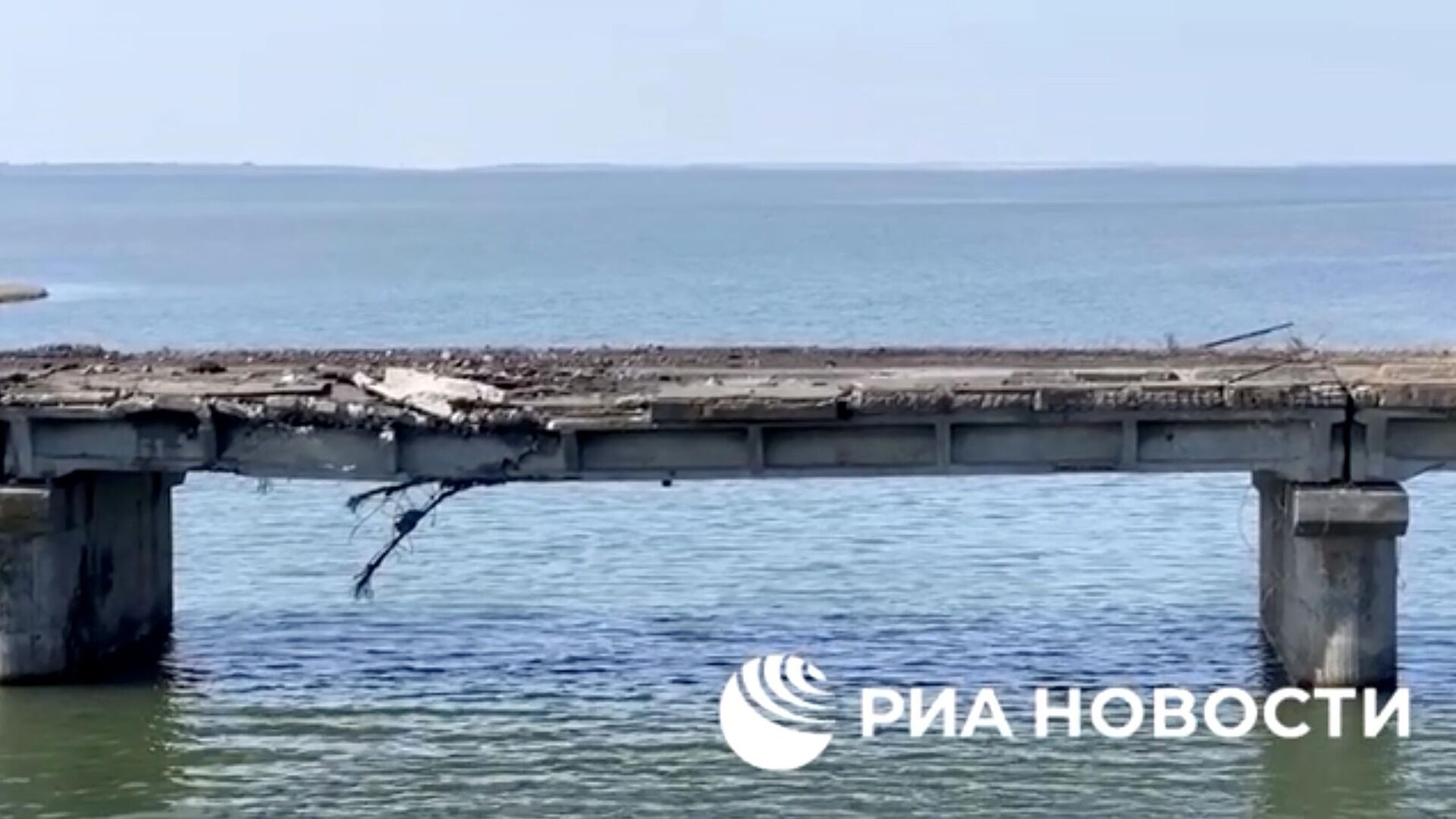 Повреждения моста через Сиваш после обстрела со стороны ВСУ. Кадр видео - РИА Новости, 1920, 22.06.2023