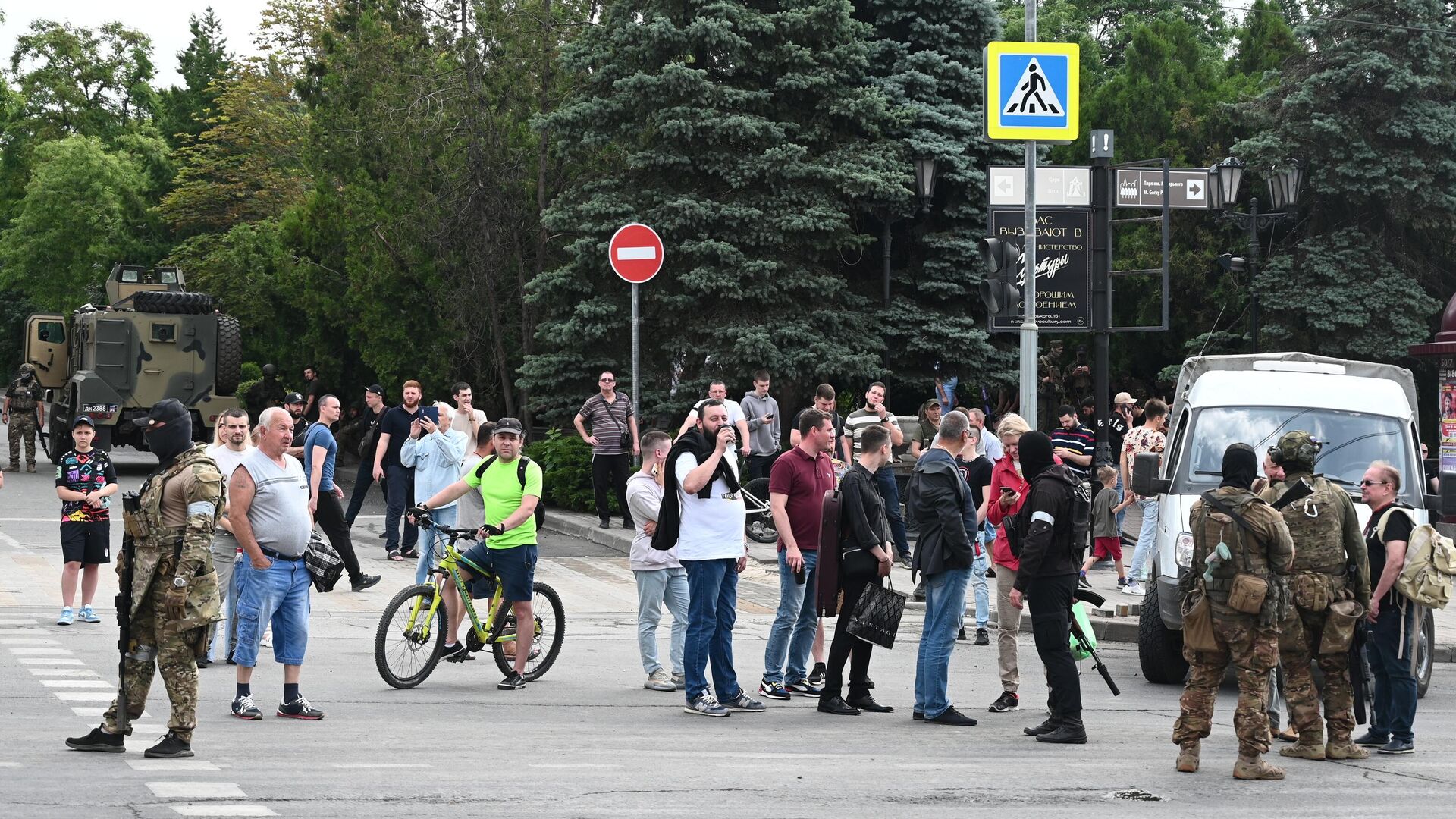 Бойцы ЧВК Вагнер и местные жители на улице Ростова-на-Дону - РИА Новости, 1920, 24.06.2023