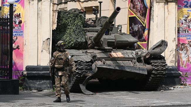 Танк ЧВК Вагнер в воротах цирка в Ростове-на-Дону. Архивное фото