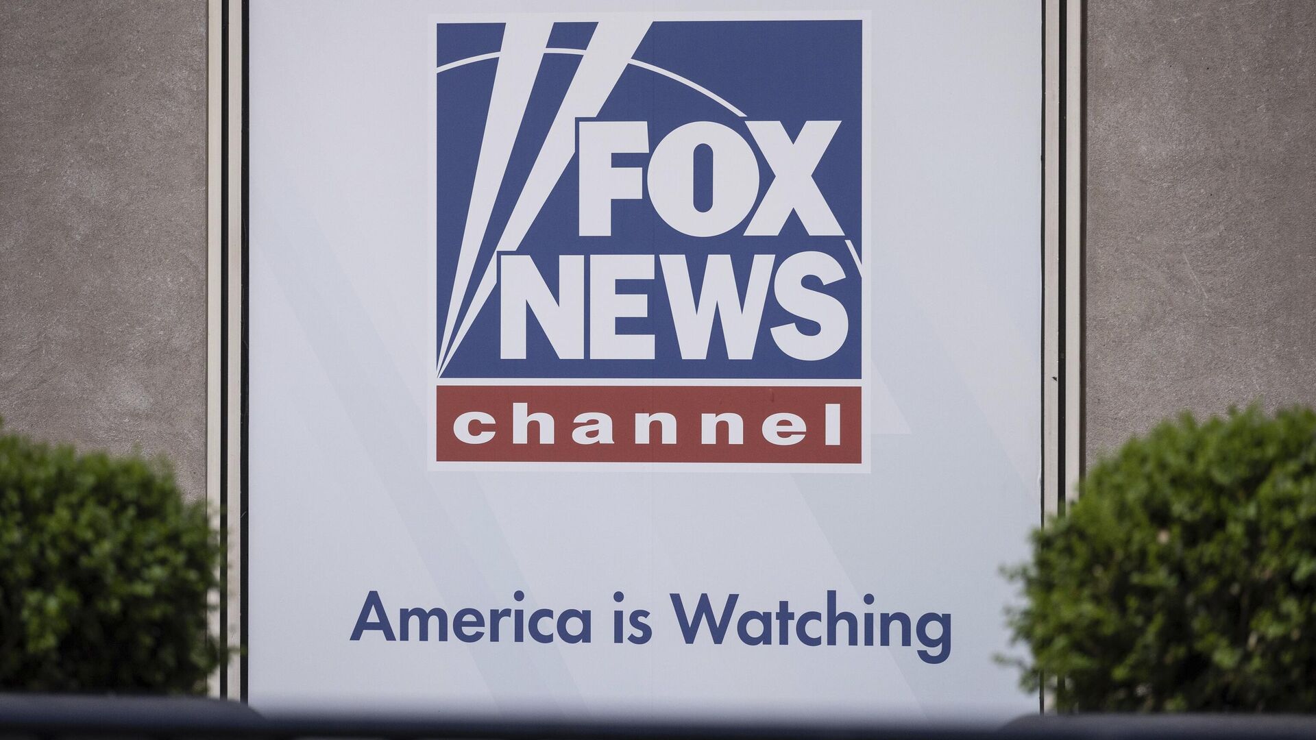 Логотип Fox News на здании штаб-квартиры канала в Нью-Йорке. Архивное фото - РИА Новости, 1920, 15.03.2024