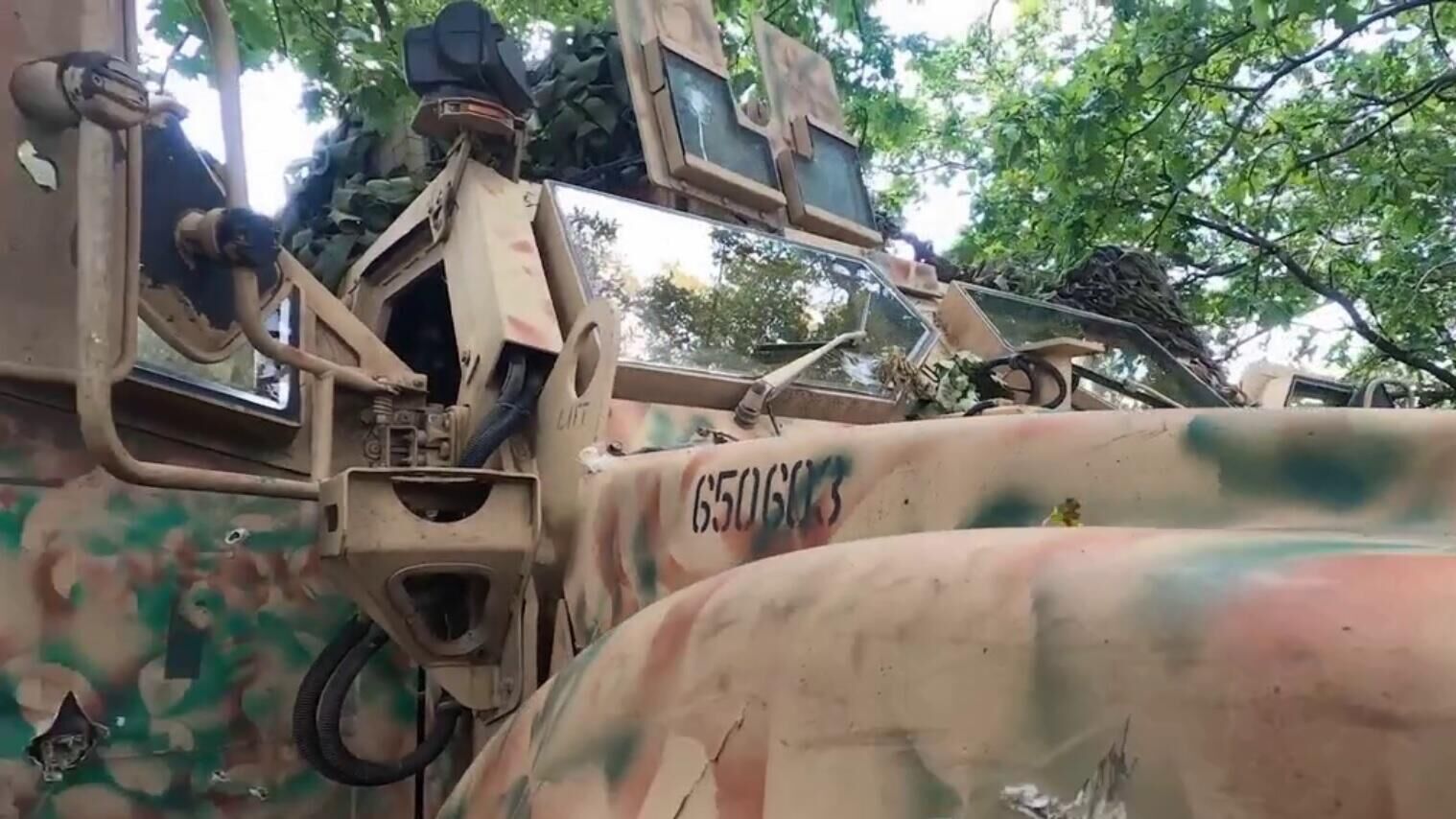 Подорвавшийся на мине американский броневик Oshkosh в зоне СВО. Стоп-кадр из видео - РИА Новости, 1920, 27.06.2023