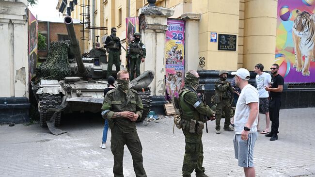 Бойцы ЧВК Вагнер возле здания цирка в Ростове-на-Дону