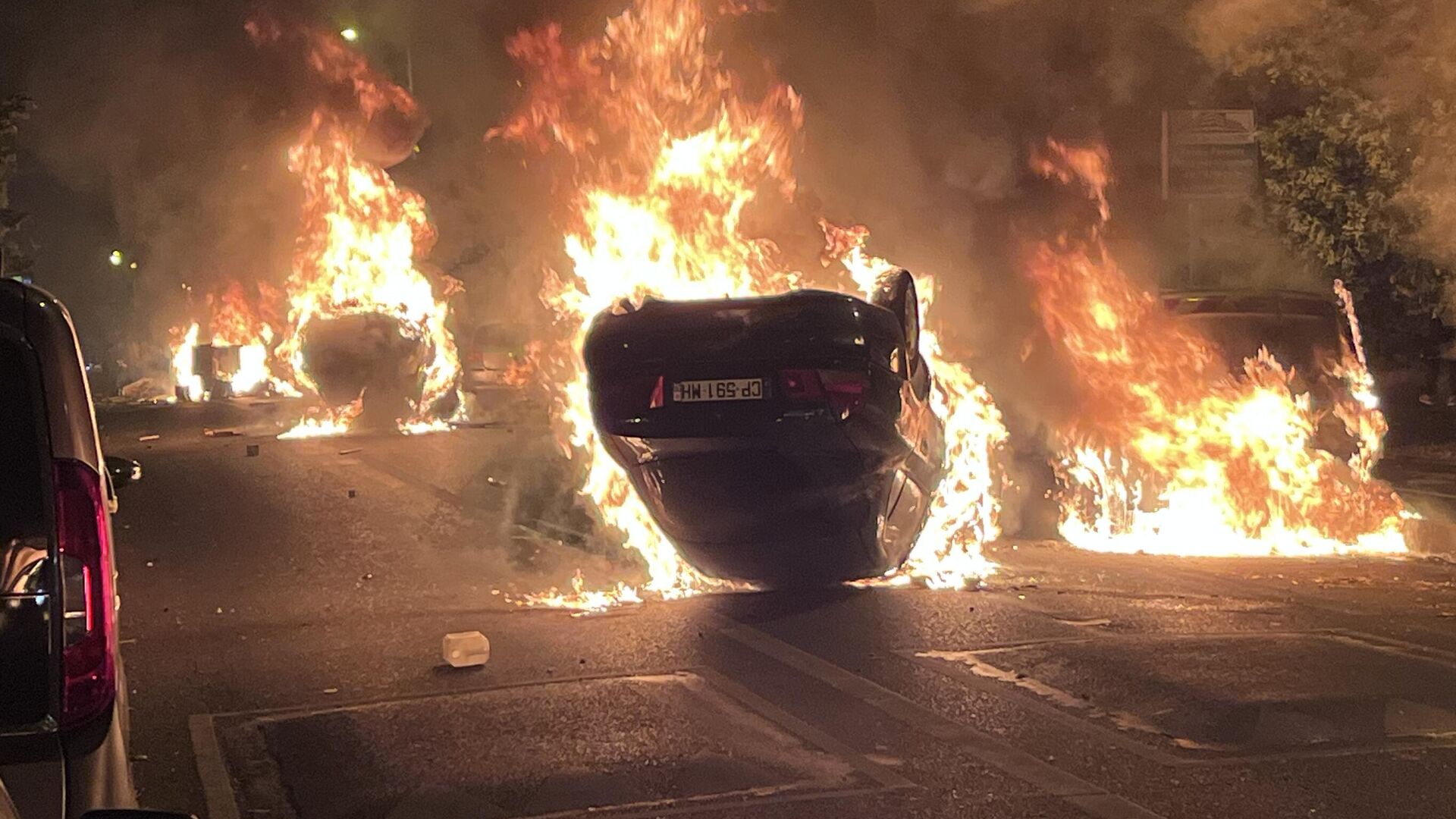 Горящие автомобили во время беспорядков во французском Нантере - РИА Новости, 1920, 30.06.2023