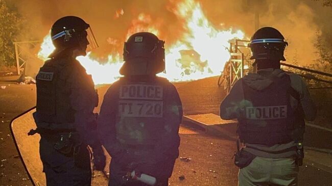 Сотрудники полиции во время беспорядков во французском Нантере. Архивное фото