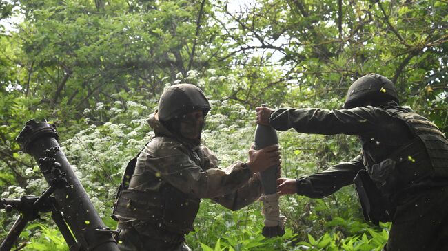 Военнослужащие минометного расчета Вооруженных сил РФ участвуют в боевых действиях. Архивное фото 