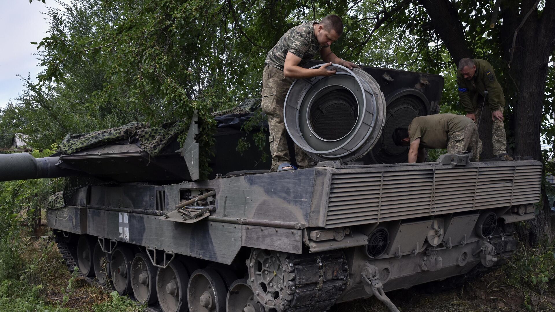  Украинские солдаты ремонтируют танк Леопард-2 на позиции в Запорожской области - РИА Новости, 1920, 05.07.2023