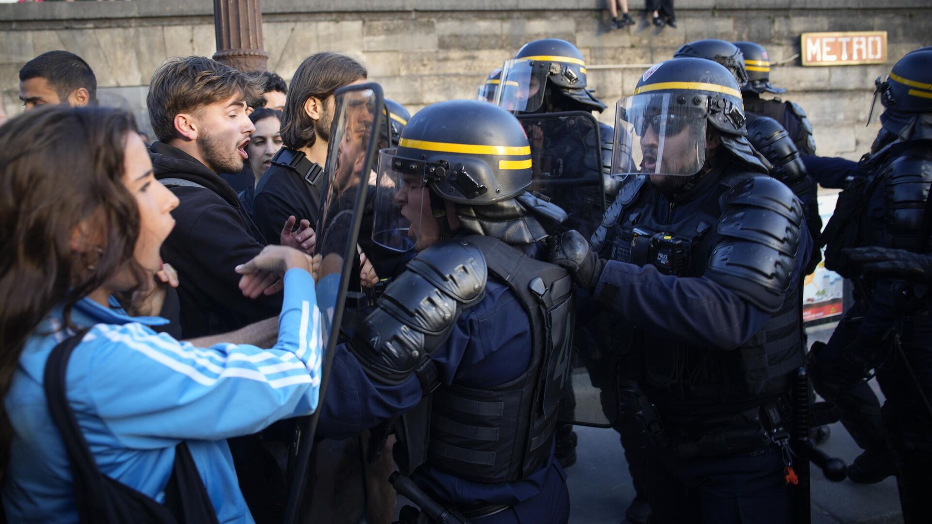 Участники протеста и сотрудники правоохранительных органов на одной из улиц в Париже - РИА Новости, 1920, 08.07.2023