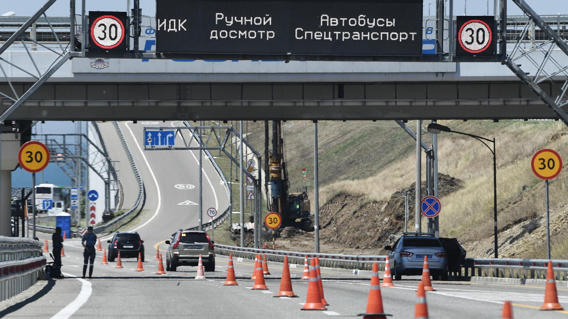 Пункт досмотра транспортных средств у въезда на Крымский мост. Архивное фото - РИА Новости, 1920, 30.09.2023